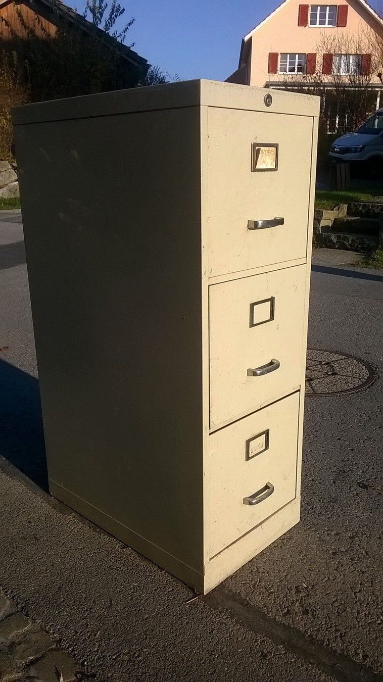Armoires: Eisenschrank ( eckig ) – D'occasion à Zihlschlacht par Logu69