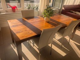 Magnifique table en bois de noyer