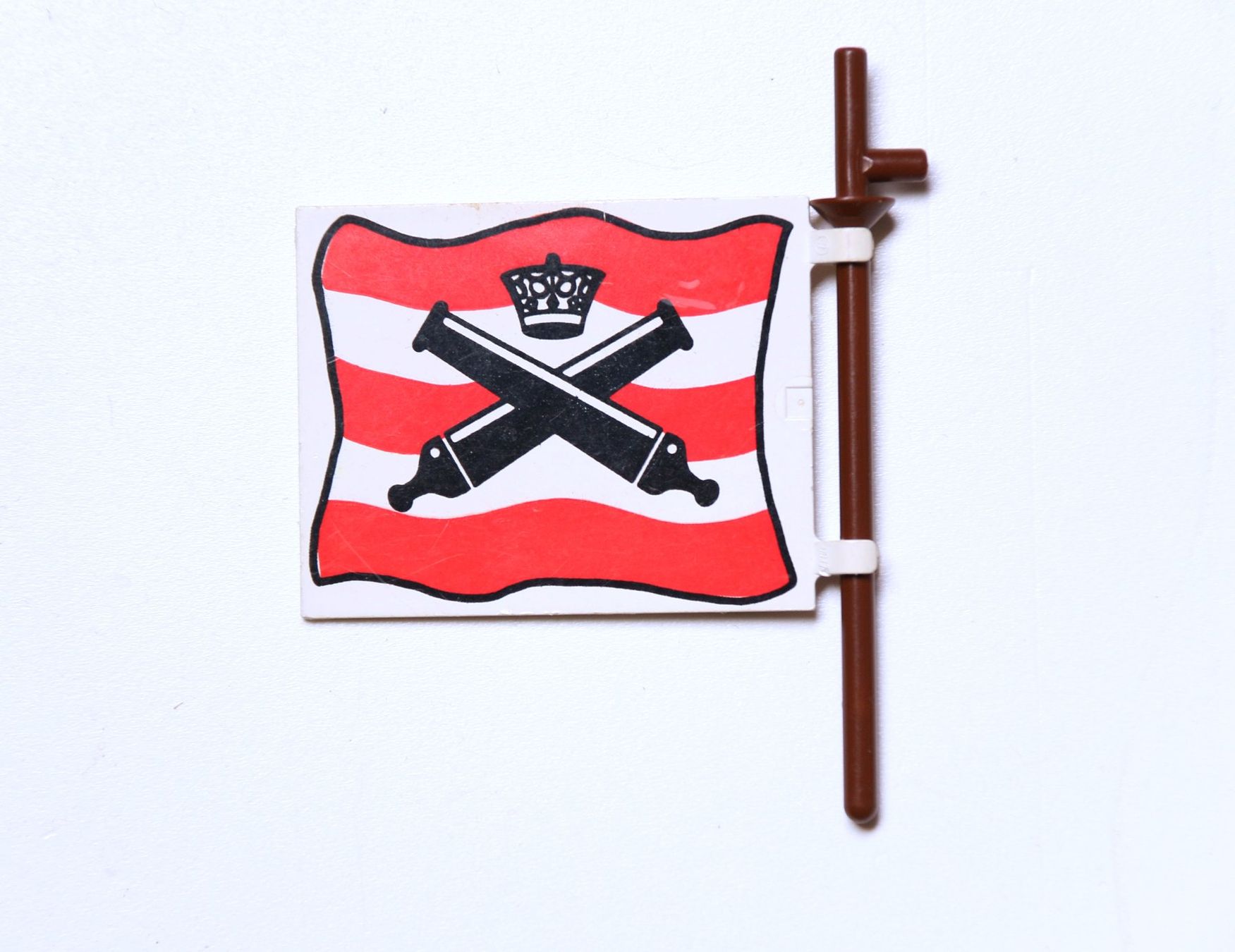 Lego Giocattoli: Flag 6 x 5 with Crossed Cannons over Red Stripes Pattern – Usato da Hettlingen venduto da Scholi99