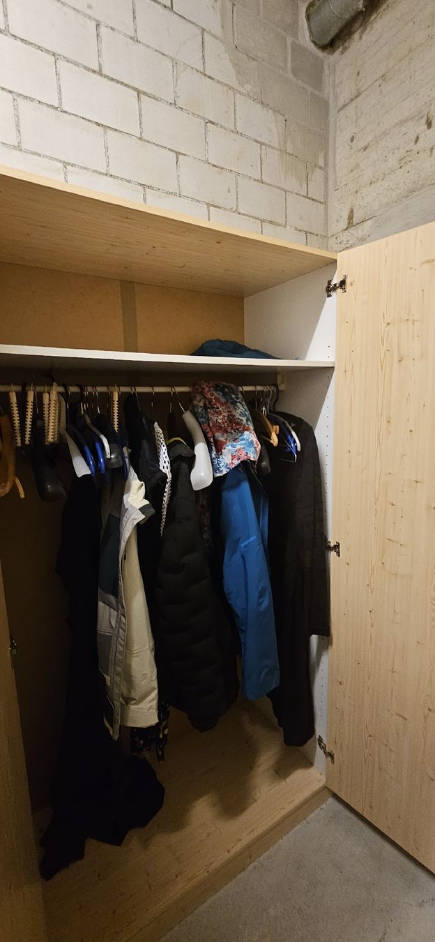 Schränke: Kleiderschrank – Gebraucht aus Zürich von zumbie777 2