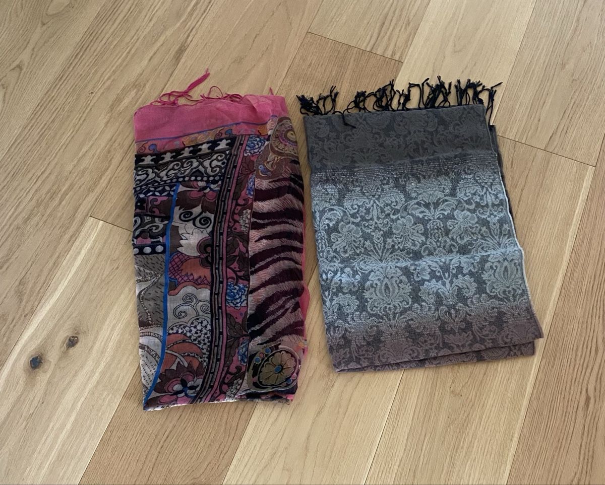 Foulards & écharpes: 2 Schals gemustert Pink Grau  – D'occasion à Hinwil par Cookie_B