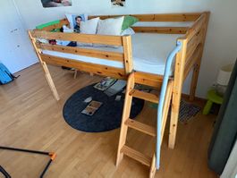 Hochbett mit Treppe