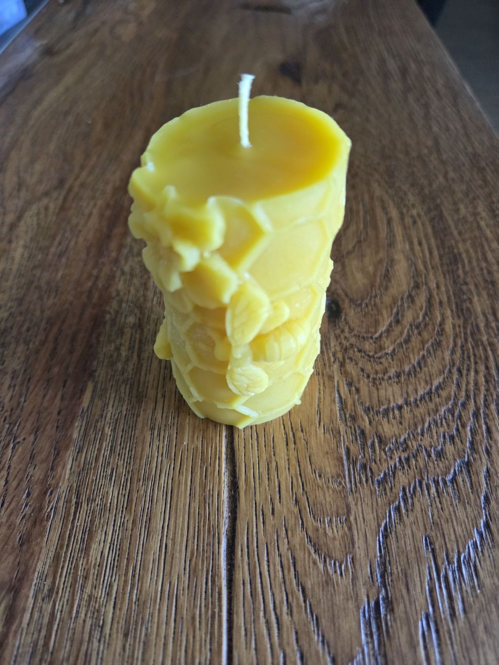 Candele: schweizer Bienenwachskerze Wabe mit Blumen 110g – Nuovo e nell'imballaggio originale da Neuheim venduto da Repetentia