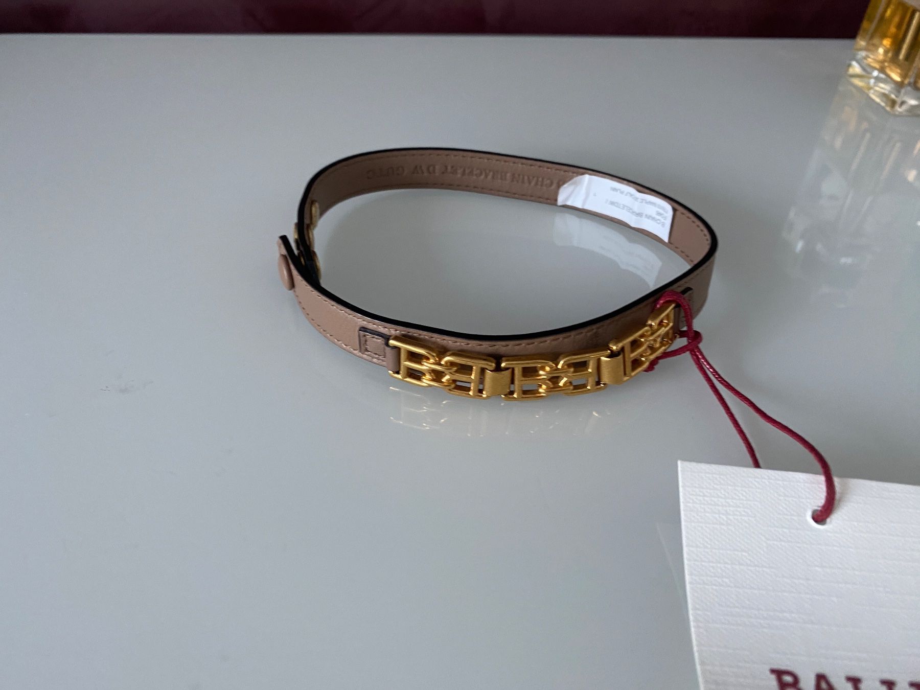 Bracciali & Braccialetti: Bally Leder Braslet mit Logoplakette 37 cm – Nuovo e nell'imballaggio originale da Volketswil venduto da praxis12