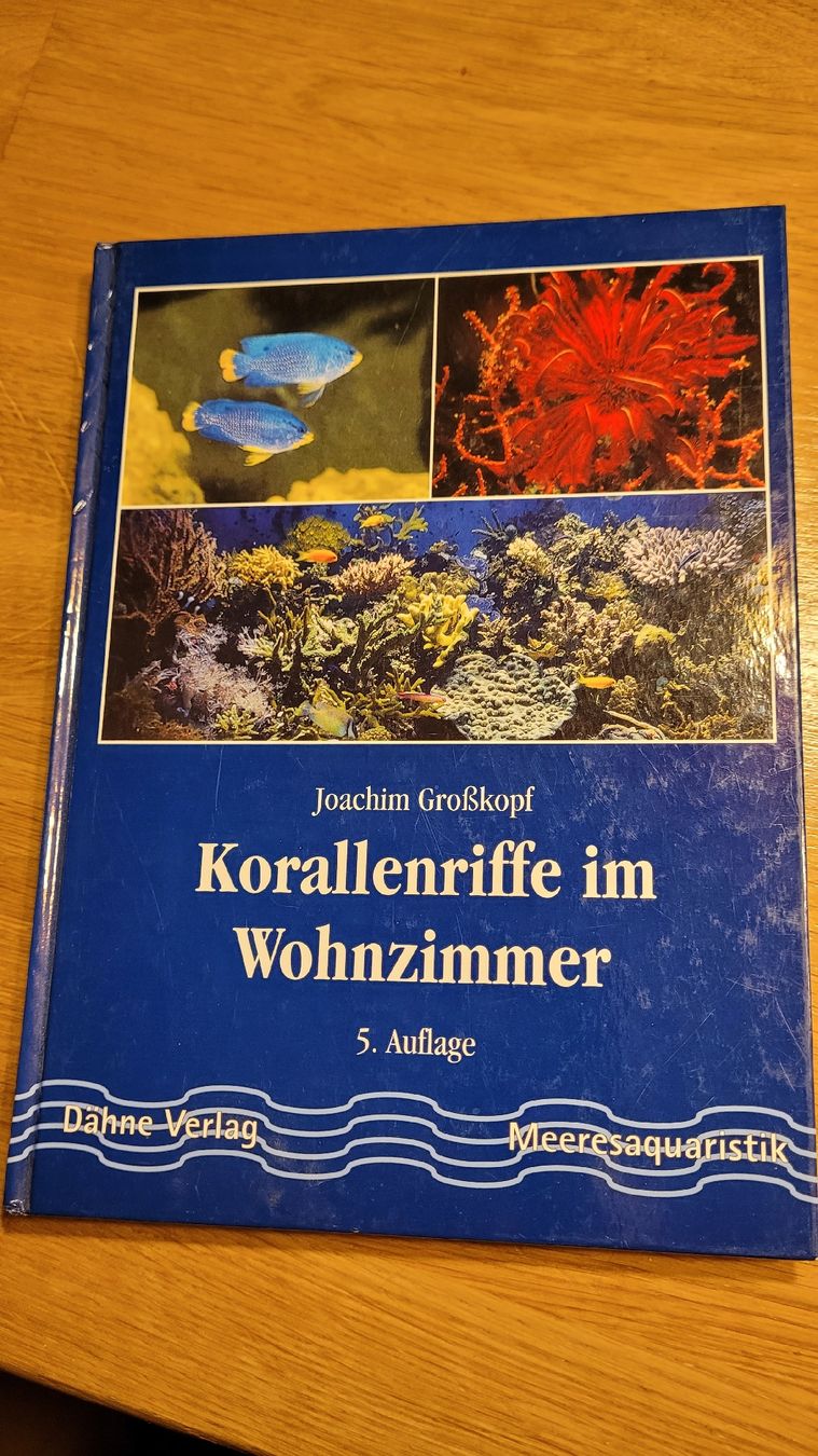 Bücher: Korallenriffe im Wohnzimmer – Gebraucht aus Uetendorf von Heyhey3661