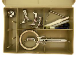 Original Bernina Zubehörbox mit Stickapparat und Füssen