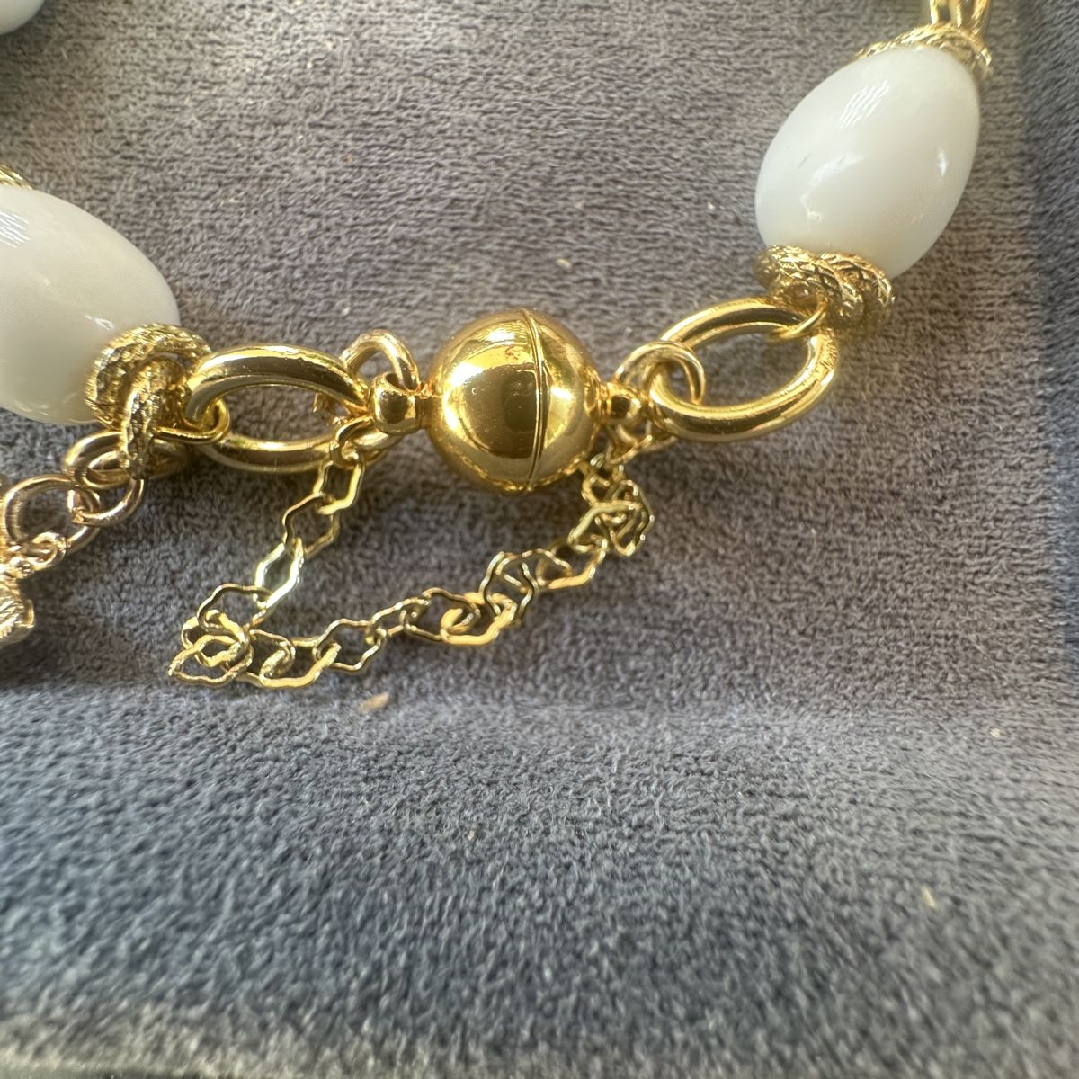 Bracciali & Braccialetti: Armband mit Weisser Achat. Handarbeit  – Nuovo e nell'imballaggio originale da Kriens venduto da Hortensie6 2