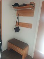 Garderobe aus Holz mit Bank und Ablage.