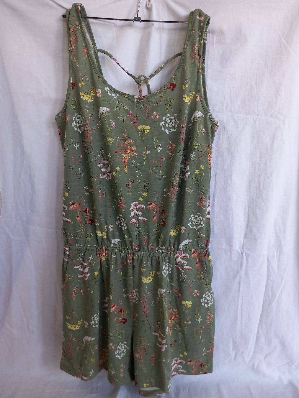 Jumpsuits: Combishort Esmara verte à motifs fleuris – Neu (gemäss Beschreibung) aus Faoug von per_kp6r