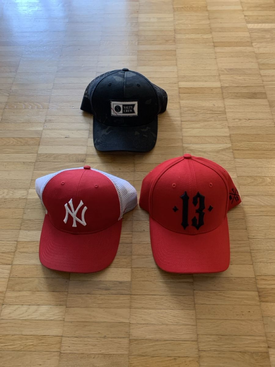 Altro in  Abbigliamento & Accessori: 3 Base Caps 2 Trucker 1 47  – Nuovo (secondo la descrizione) da Sisseln AG venduto da Gommibaerli87
