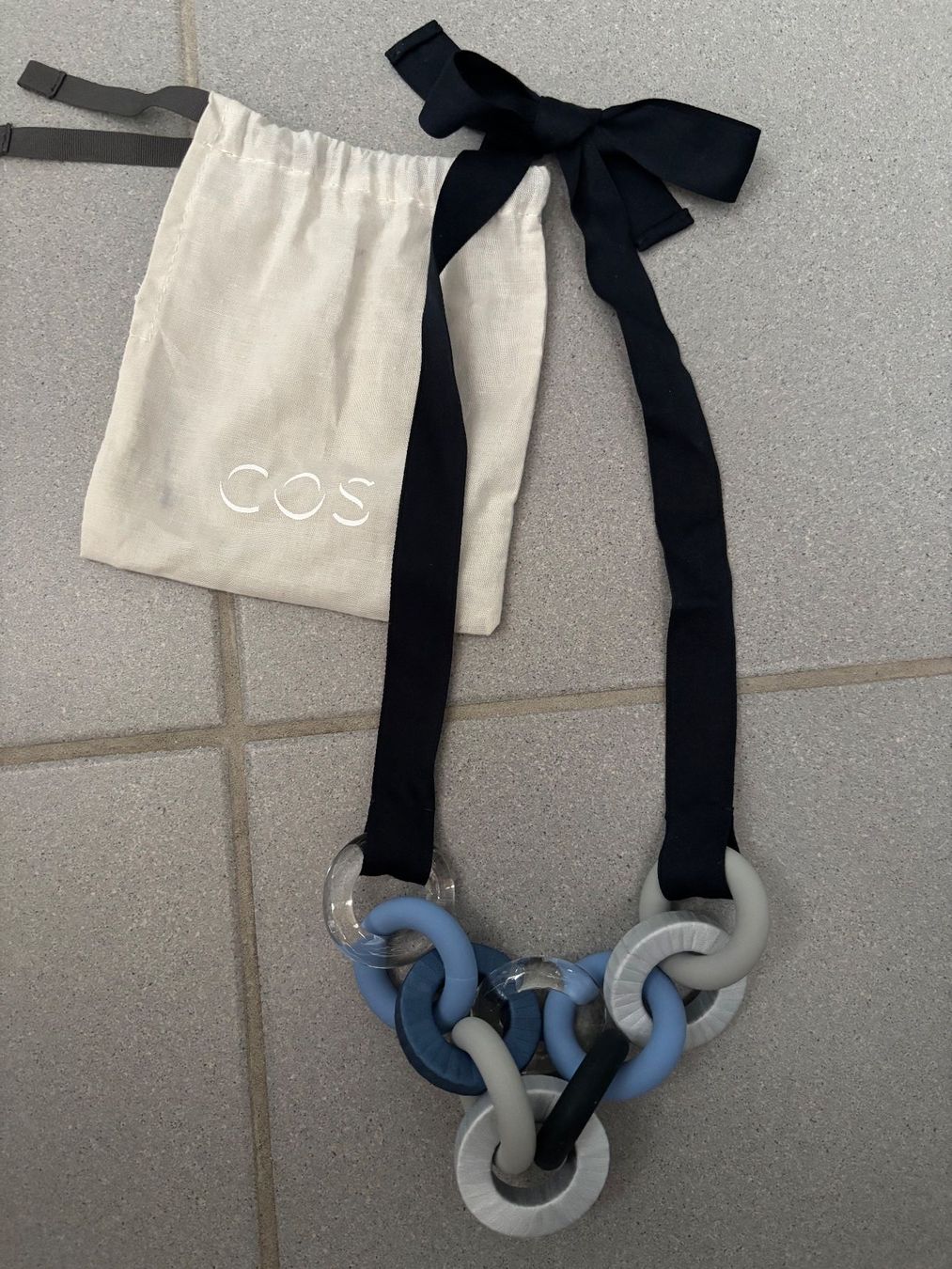 Cos Catenine: COS Kette mit Bändern, blau/grau – Nuovo (secondo la descrizione) da Wangen ZH venduto da Mahmood11