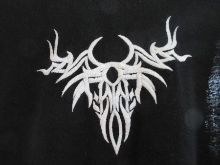 T-Shirt mit Tribalstickerei