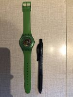 Swatch (Swiss Made) Uhr Grün/Violett, Blick auf Ziffernblatt
