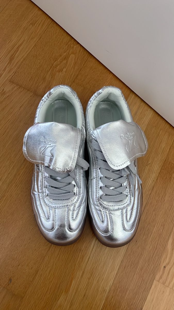 Pepe Jeans Scarpe da donna: Pepe Jeans Baskets argentées brillantes – Nuovo (secondo la descrizione) da Colombier NE venduto da ann_9k9k