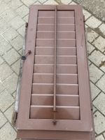 Braune Fensterläden Alu-Jalousien mit Gelenkarm.
