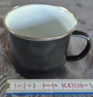 Emaille Tasse schwarz mit Metallrand, gebraucht