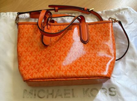 Michael Kors Tasche orange mit Monogramm wie neu
