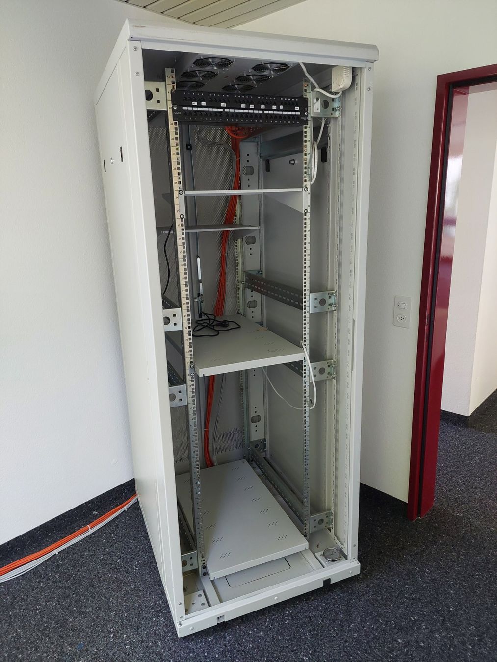 Schränke: Netzwerkschrank, Serverrack, Serverschrank mit Lüfter – Gebraucht aus Jona von Aptiva