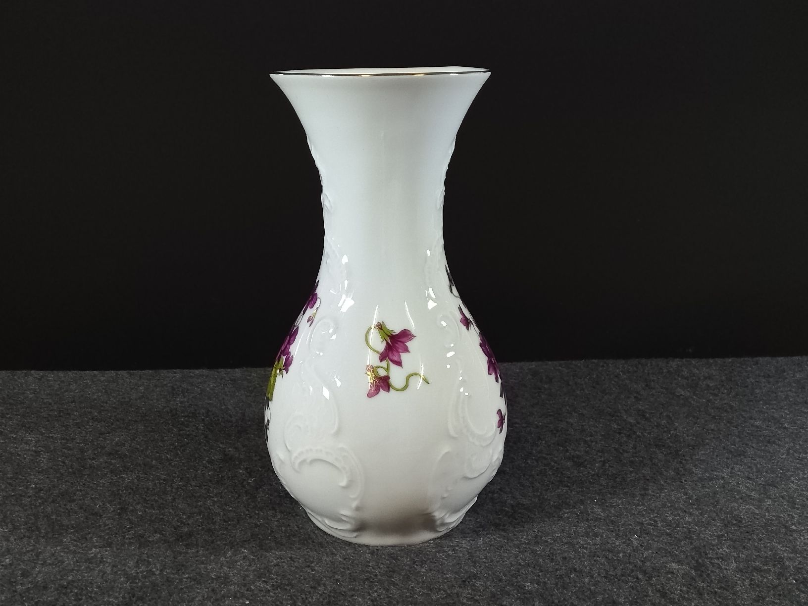 Romantische KPM Vase weiss mit Blumenmuster, Top Zustand! (Gebraucht) in Altdorf UR für CHF 20 – mit Lieferung auf Ricardo kaufen