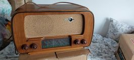 Superbe radio en bois DESO 493 des années  1940 .
