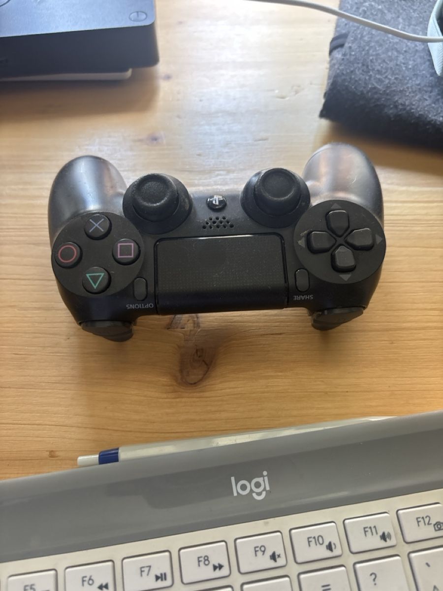 Sony Konsolen: Playstation 4 Console with Controller Good Condition – Gebraucht aus Zürich von alo_tx9x