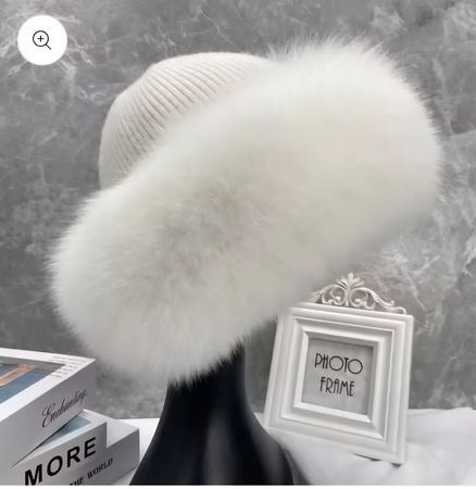 bonnet d'hiver blanc avec bordure en fourrure naturelle 