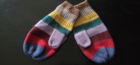 Mouffles en laine tricotées multicolores bon etat T.10 ans