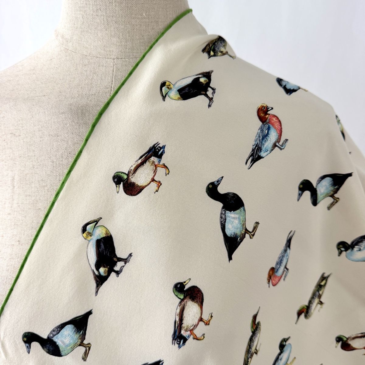 Fabric Frontline Foulards, Tücher & Schals: FABRIC FRONTLINE Silk Scarf – Neu (gemäss Beschreibung) aus Emmen von Avviivva_Com2023 1