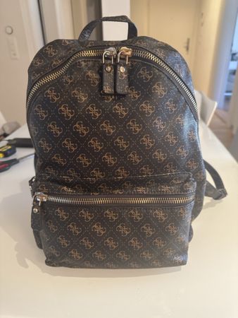 GUESS Leeza Rucksack Braun – Klassischer 4G Logoprint