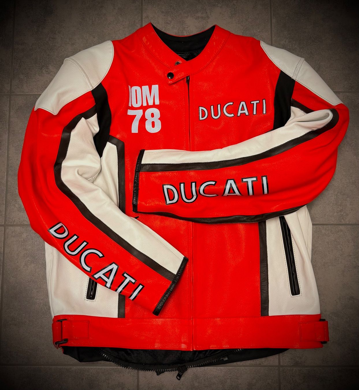 Ducati Giacche: Ducati Motorradlederjacke IOM72 – Nuovo (secondo la descrizione) da Neftenbach venduto da Onlineshopper