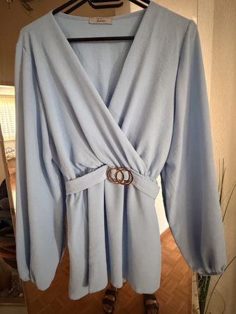 Hellblaue Bluse mit langen Ärmeln, Gr. M