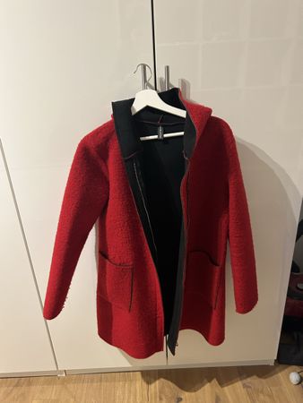 Rote Winterjacke mit Kapuze, Grösse L