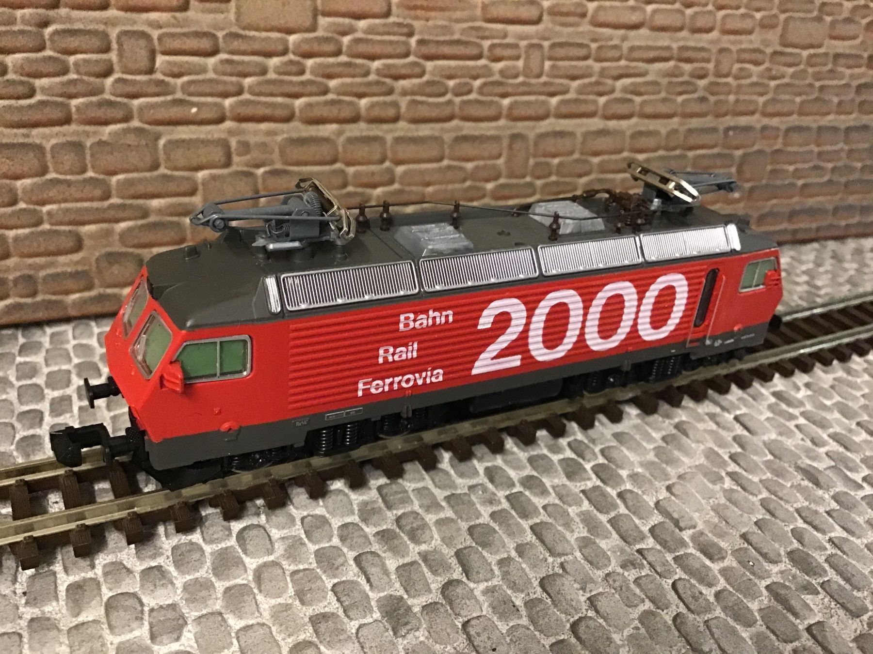 Roco Modellini di ferrovie: Lokomotive Re 4/4 IV "Bahn 2000" Roco N – Usato da Männedorf venduto da Modell-Spezialisten 2