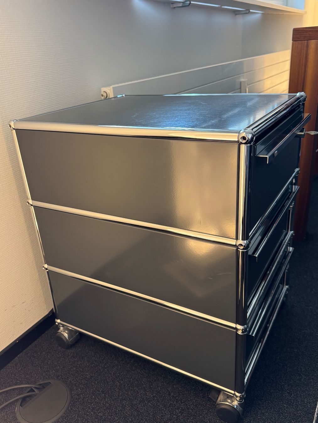 Banconi: USM Haller Rollcontainer Anthrazit – Usato da Diessenhofen venduto da Osio 2
