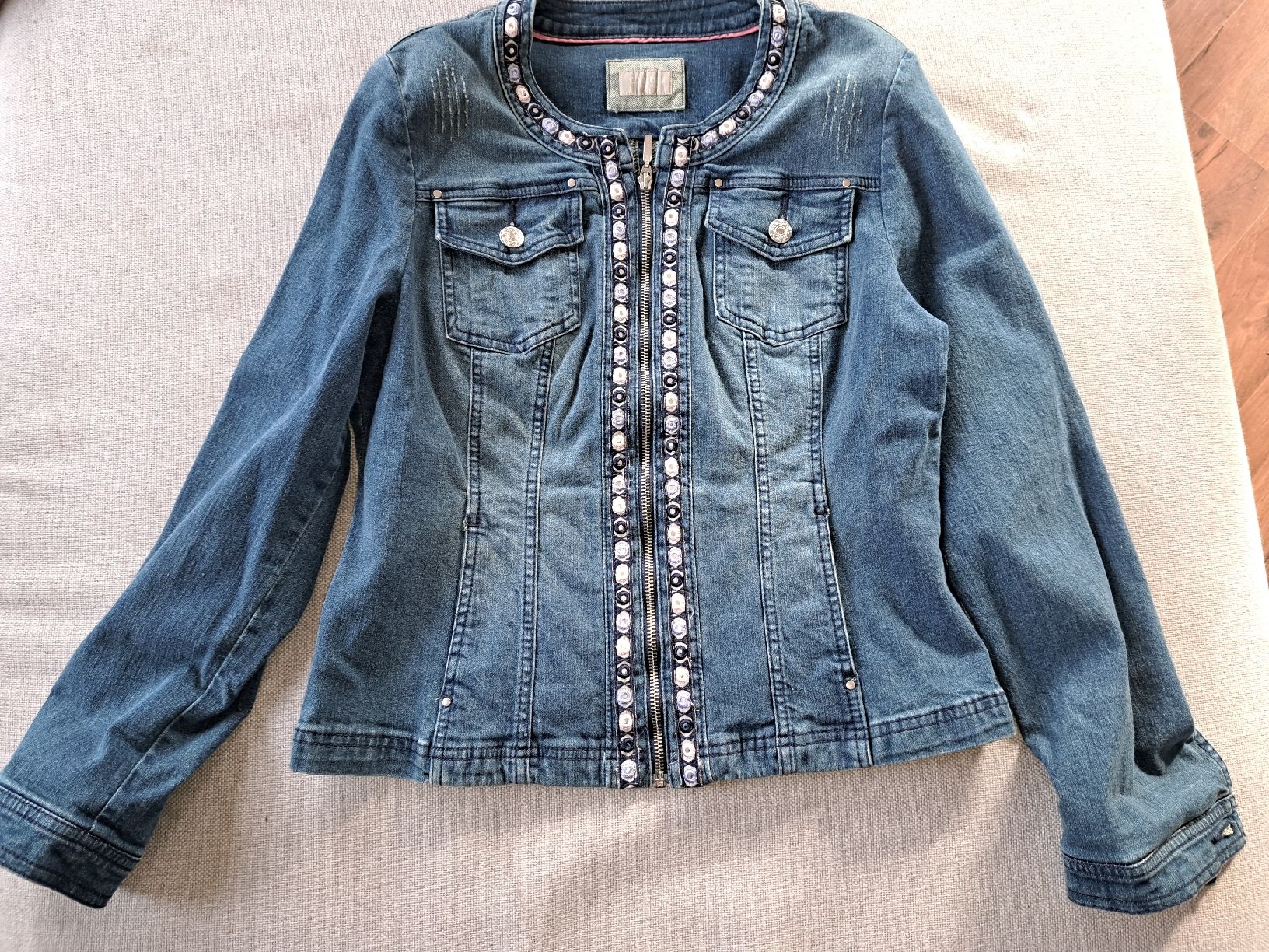 C&A Giacche: CANDA Jeansjacke Gr. 40 mit Stickerei – Nuovo (secondo la descrizione) da Triesenberg venduto da Anastasia26