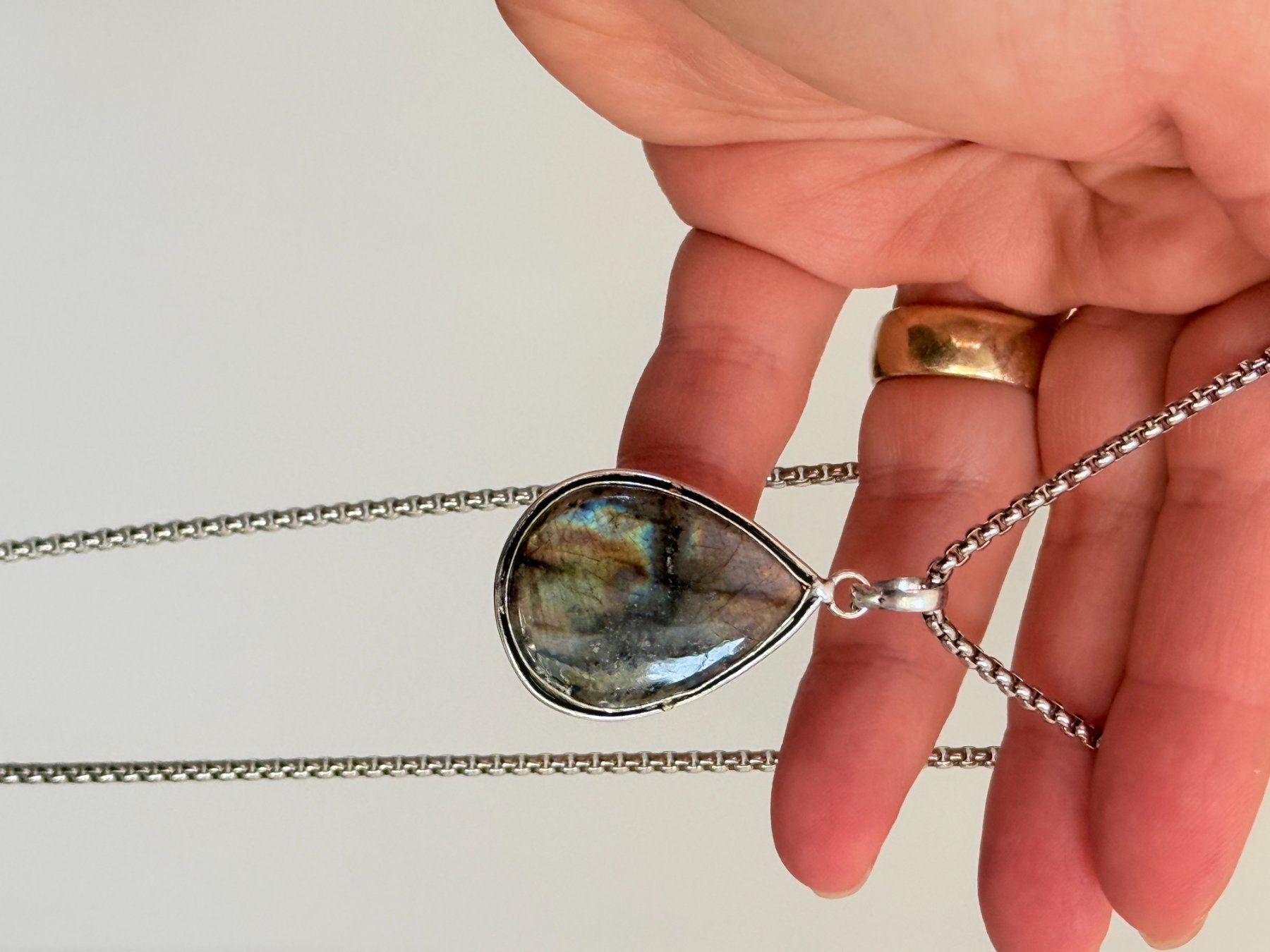 Catenine: Collier pendentif labradorite pierre forme goutte – Nuovo e nell'imballaggio originale da Genève venduto da AGBERG 9
