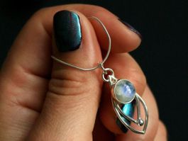 LINA · Silberanhänger mit Mondstein, einmaliges Design