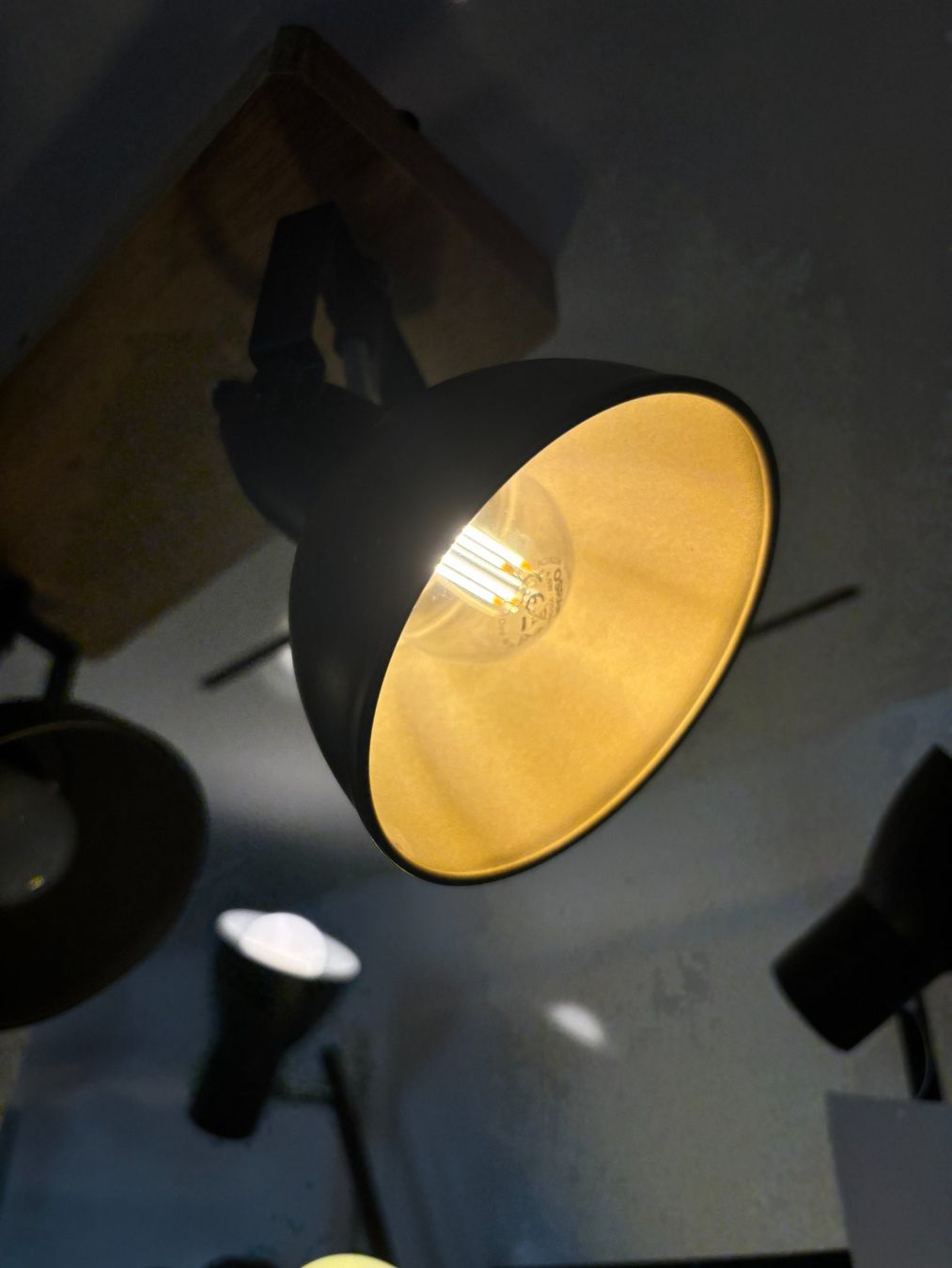 Lampadari & plafoniere: Deckenspot, schwenkbar, Holzbasis, Schwarz-Gold – Nuovo (secondo la descrizione) da Walenstadt venduto da WEW8880 1