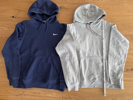 Zwei NIKE Hoodies Gr M