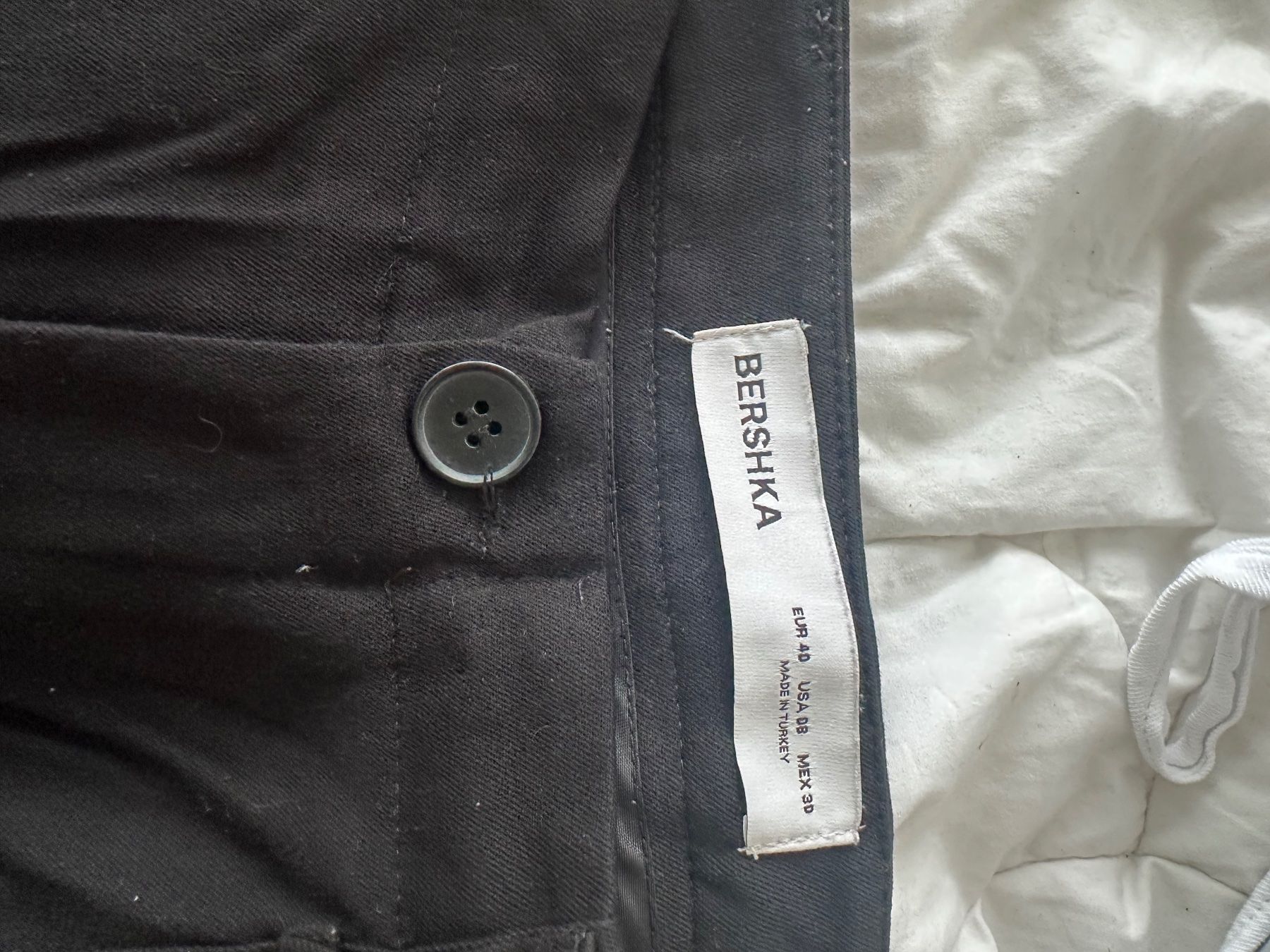 Bershka Pantaloni: Pantalon Noir Bershka – Usato da Hauterive NE venduto da ric_cx8j 1