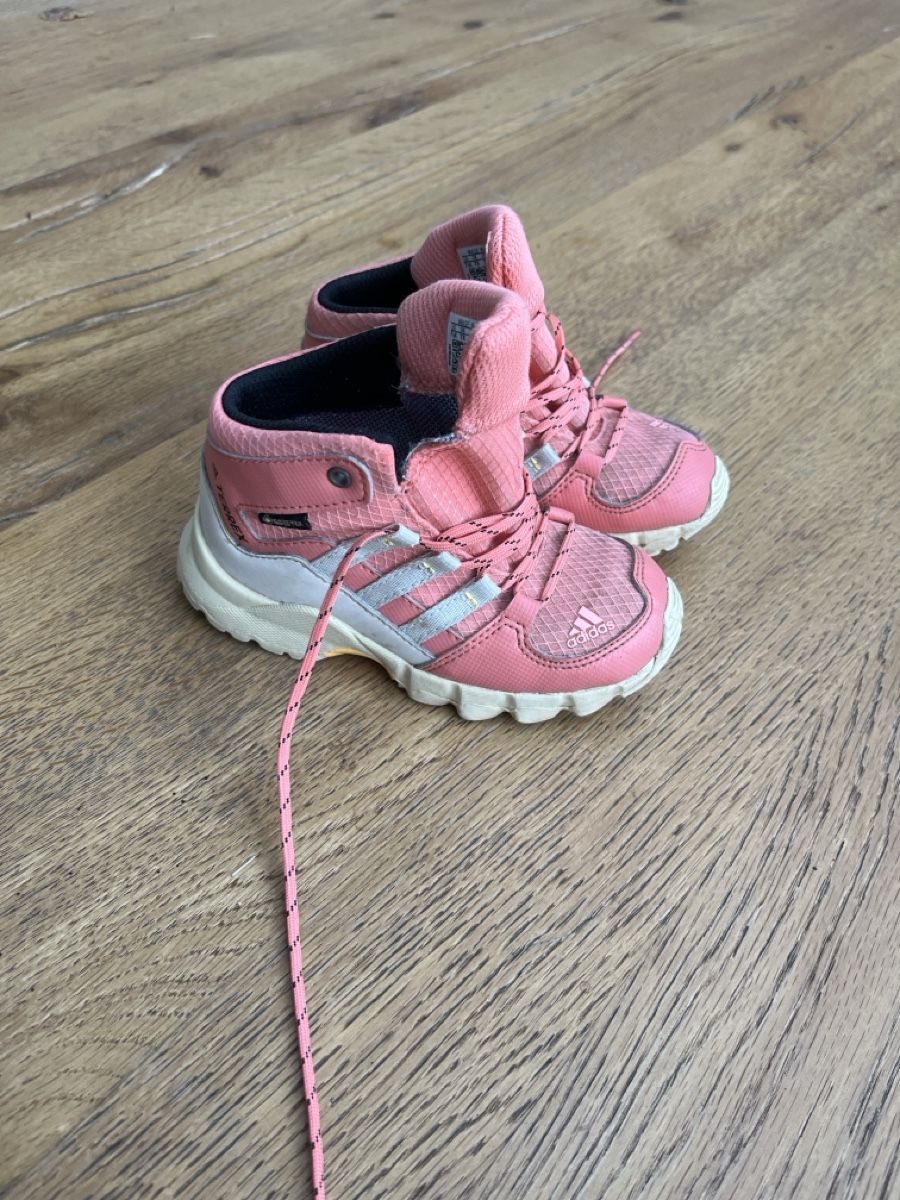 Adidas Chaussures filles: Kinderwanderschuhe Adidas Terrex Gore-Tex – D'occasion à Berschis par towa350 1
