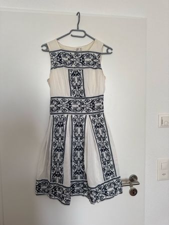 Kleid Sommerkleid weiss dunkelblau bestickt Grösse S guter Z