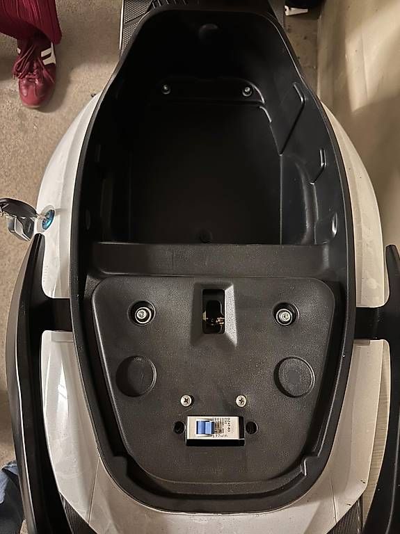 Topcase: E-Roller Vengo mit Gepäckbox und 2 Helmen – Neu und originalverpackt aus Hünenberg See von luc_lxp9 3
