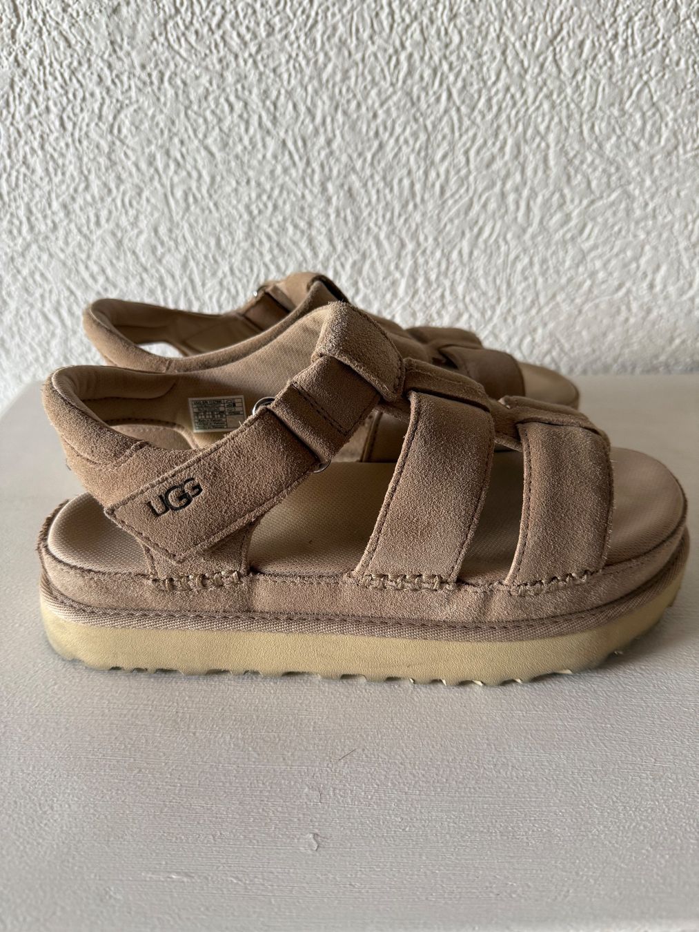 Ugg Scarpe da donna: Sandales à plateau UGG taille 39 – Usato da Céligny venduto da kimag1