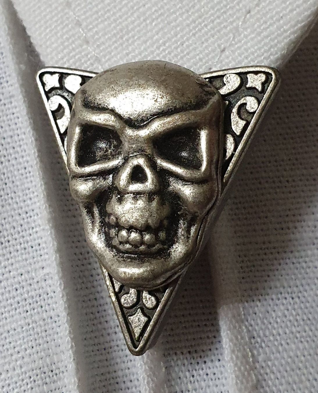 Ciondoli: Neu: "Hemd"-Kragen - Spitzen mit Skull – Nuovo (secondo la descrizione) da Muri AG venduto da Edlerweiss-Schwarz
