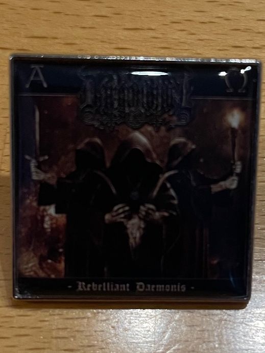 Broches & Aiguilles: Dargonomel Pin Anstecker Punk Metal Rock Band – Neuf (Voir description) à Horn par abutre72