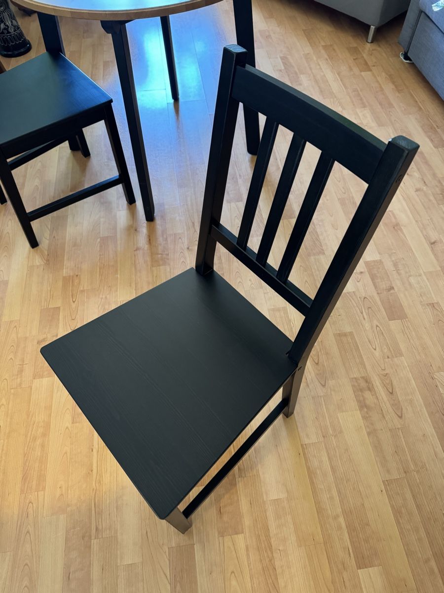 Set di tavolo e panche: Ensemble table ronde bois clair + 2 chaises noires – Usato da Nyon venduto da tingloo 2
