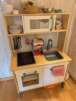 Spielküche von Ikea mit abgebildeten Utensilien