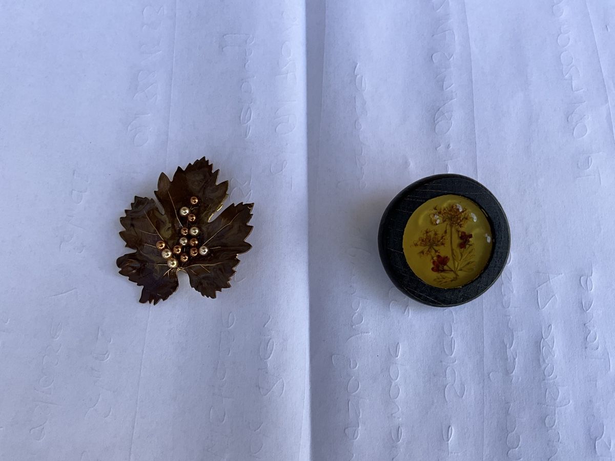 Broches & Aiguilles: Brosche Weinblatt mit Kugeln und Anstecker mit Blume – D'occasion à Thal par nocheli