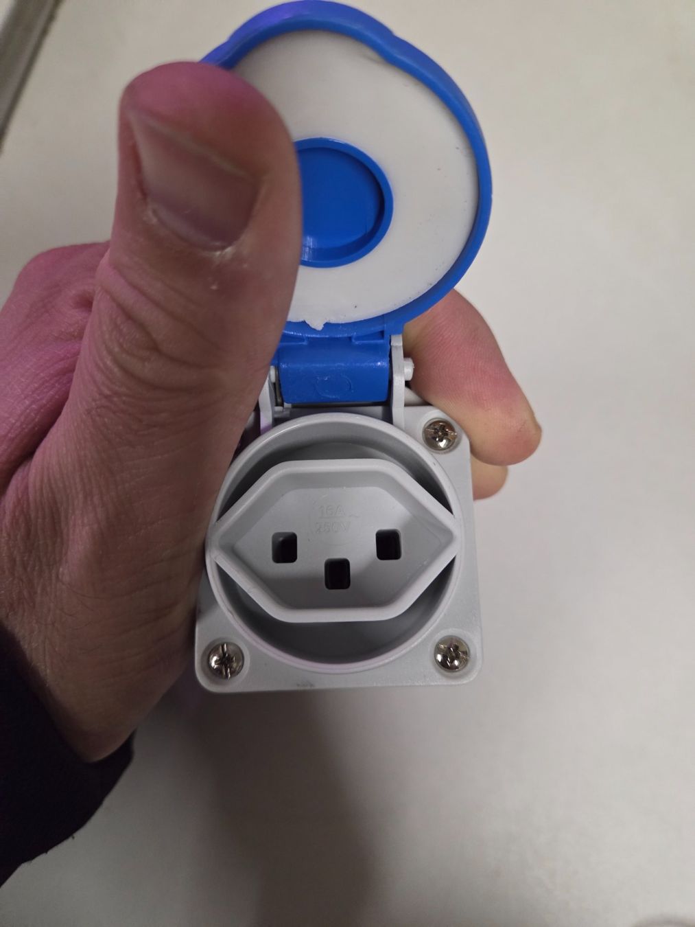 Spine: Übergangsstecker Stecker CEE 16A/Typ 23 bl. 230V T23 Adapter – Nuovo e nell'imballaggio originale da Zürich venduto da Alibaba1234 1